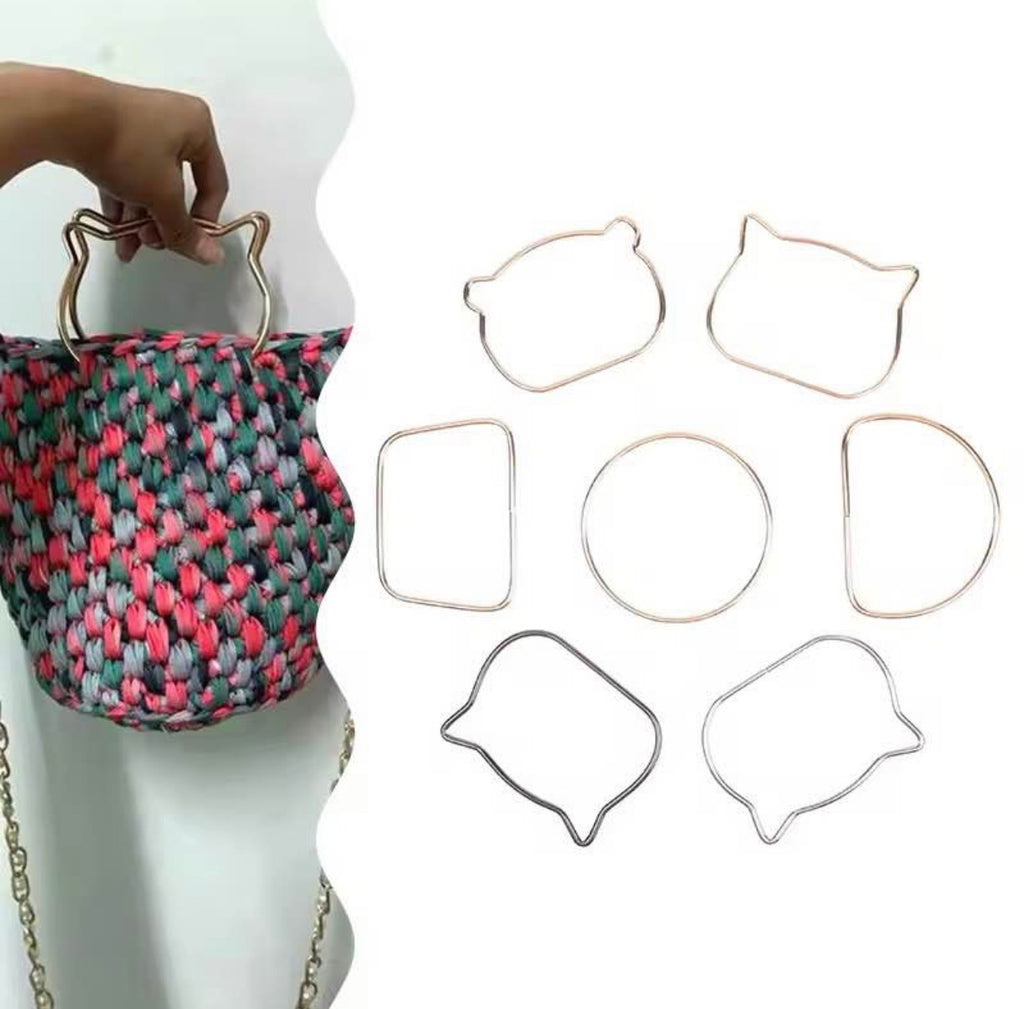A woven handbag with a multicolor pattern of pink, green, and gray yarn, featuring a cat-shaped handle made of gold-colored metal wires. The left side shows a hand holding the bag, while the right side shows the individual metal wire components laid out on a white background.